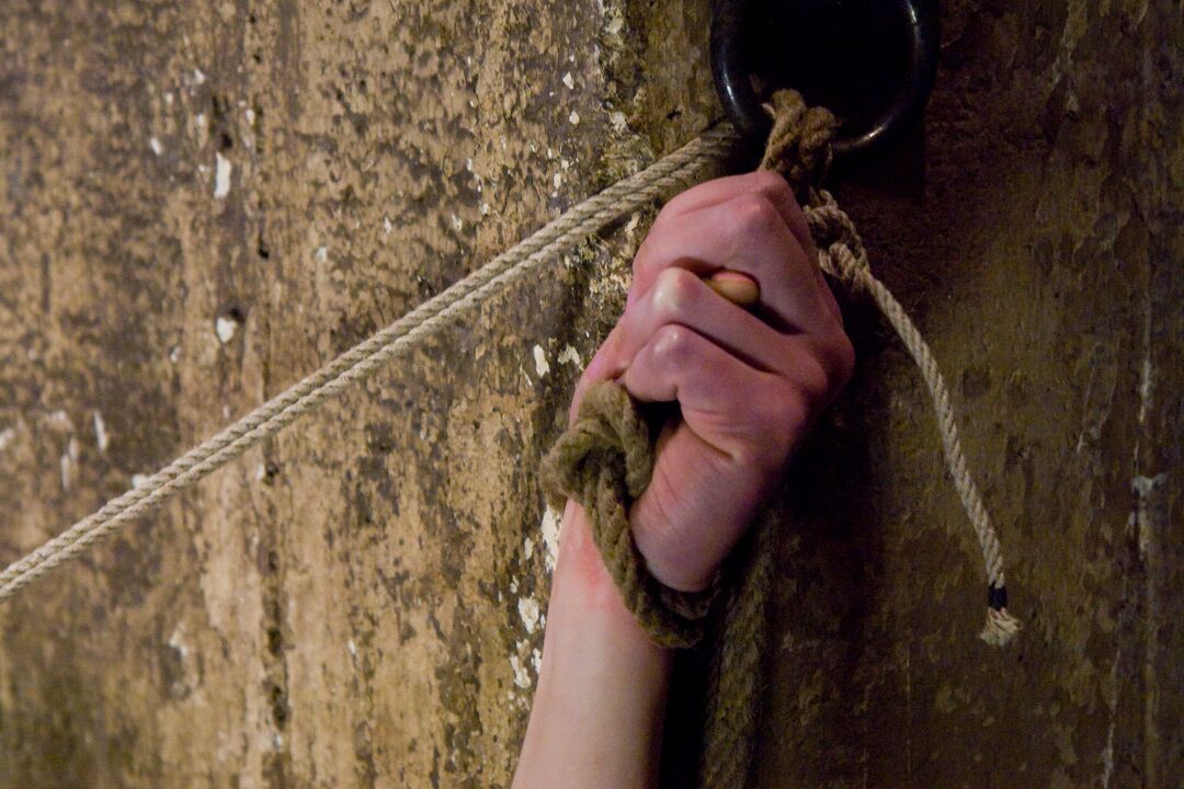 21P La pelirroja Claire Adams juega con la sucia Sarah Jane Ceylon en acción bondage