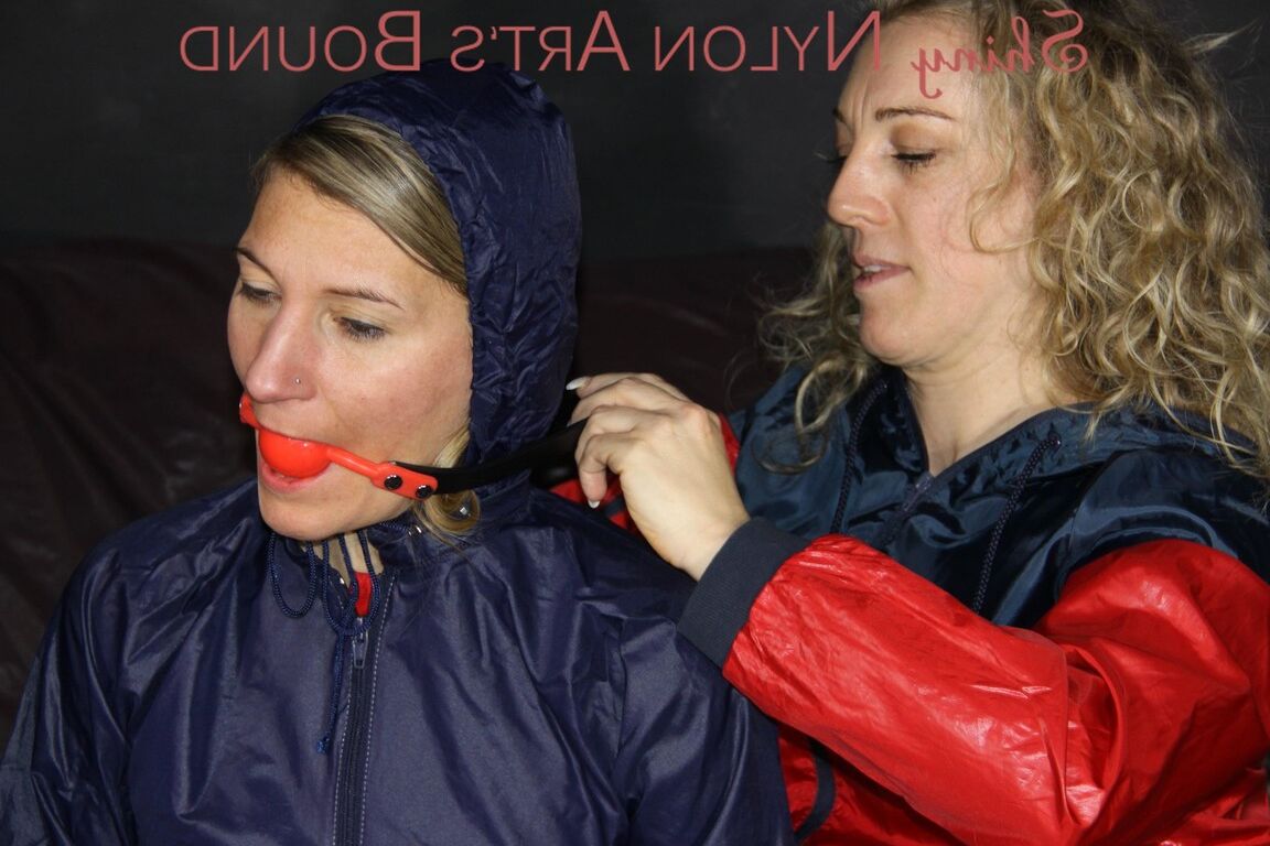 16P Viendo a Sophie y Sandra atándose las esposas ambas vestidas de manera sexy
