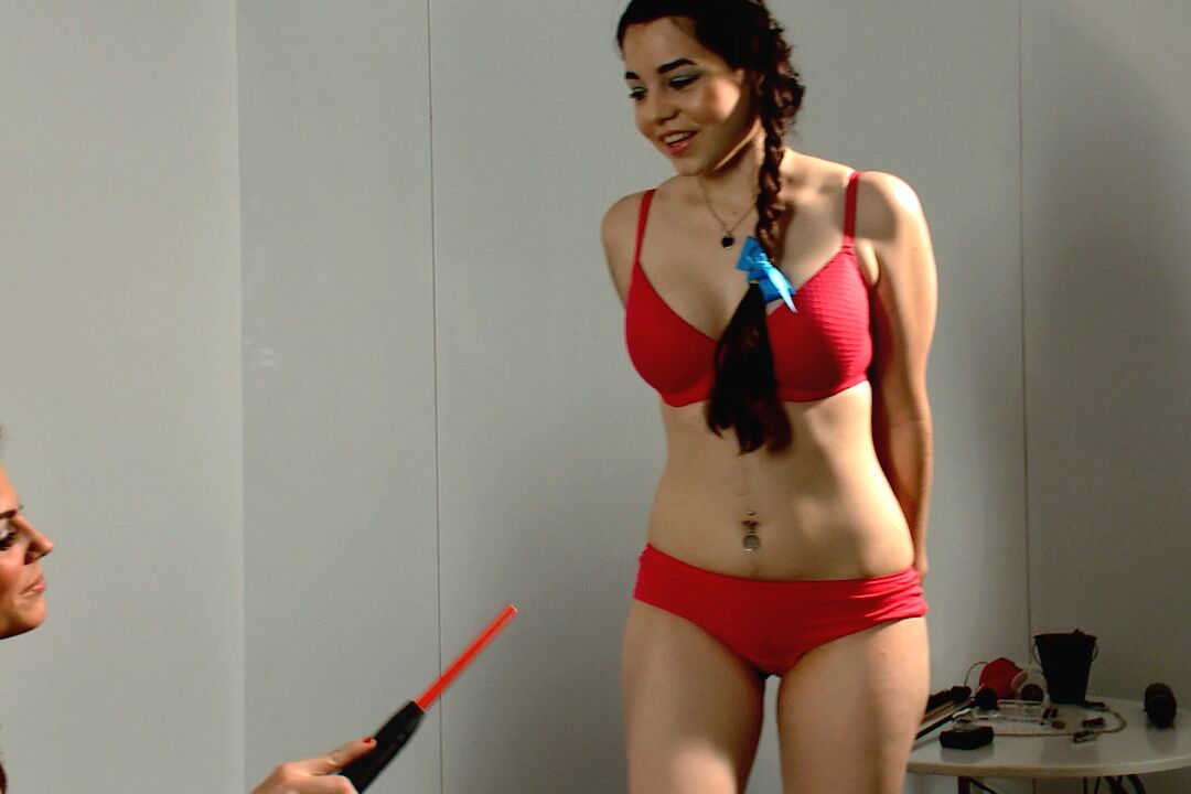 21P Kinky MILF Bobbi Starr juega con la vagina de la adolescente Naidyne con un láser en el suelo