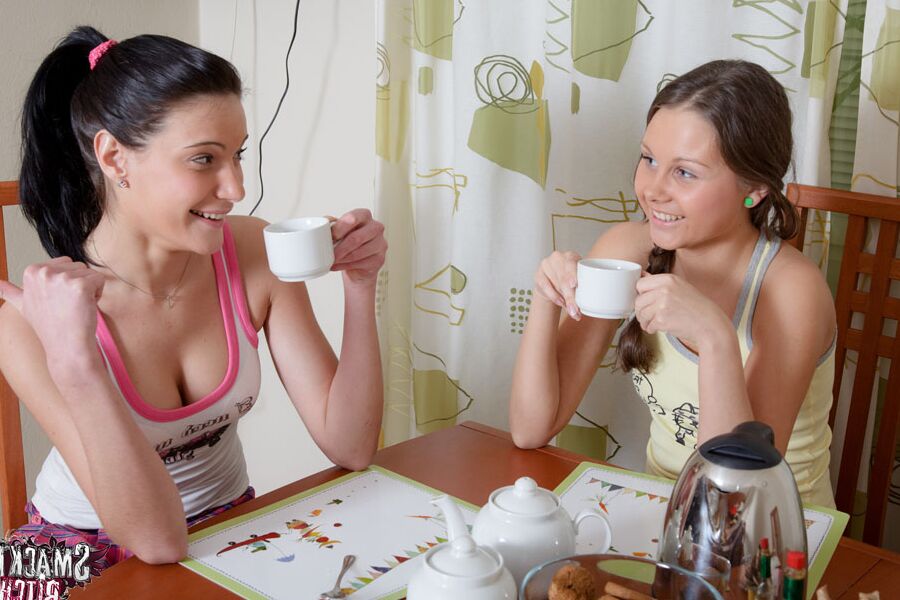 15P Después de una taza de té, las lindas adolescentes se dirigen a la otra habitación para tomar un