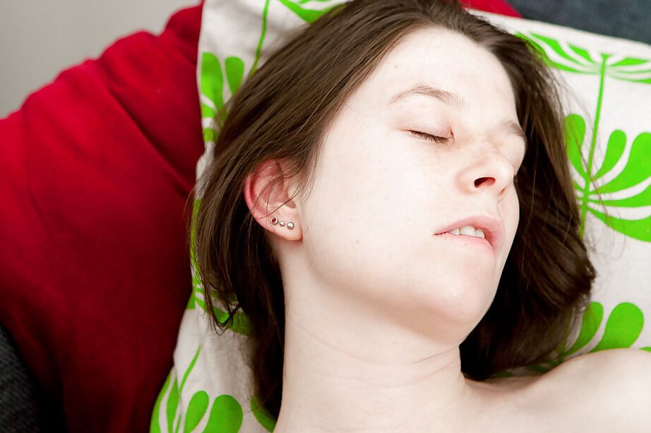 Katherine F et Susie, filles de 16P Dyke, sucent le visage et lèchent des chattes poilues.