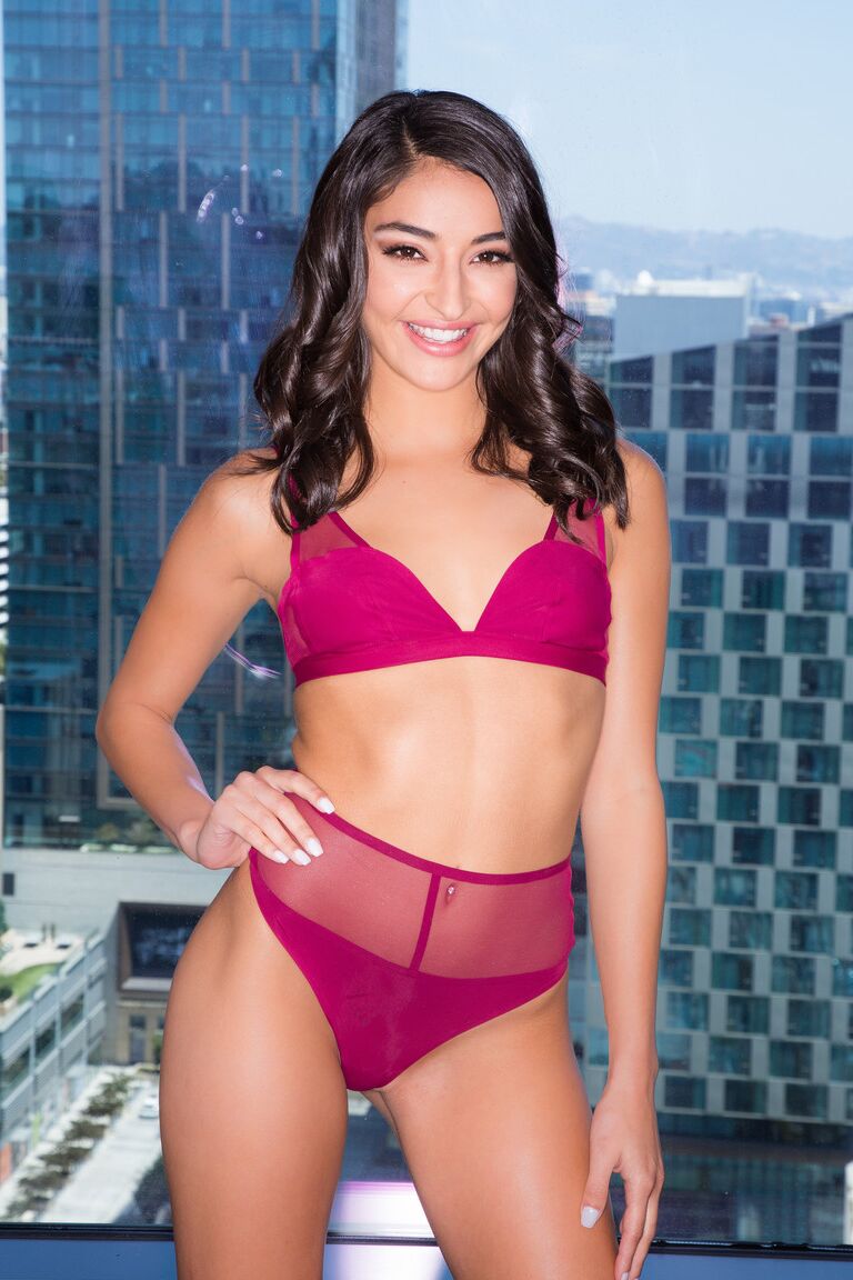15P Adolescentes morenas Emily Willis e Judy Jolie modelam lingerie antes do sexo lésbico