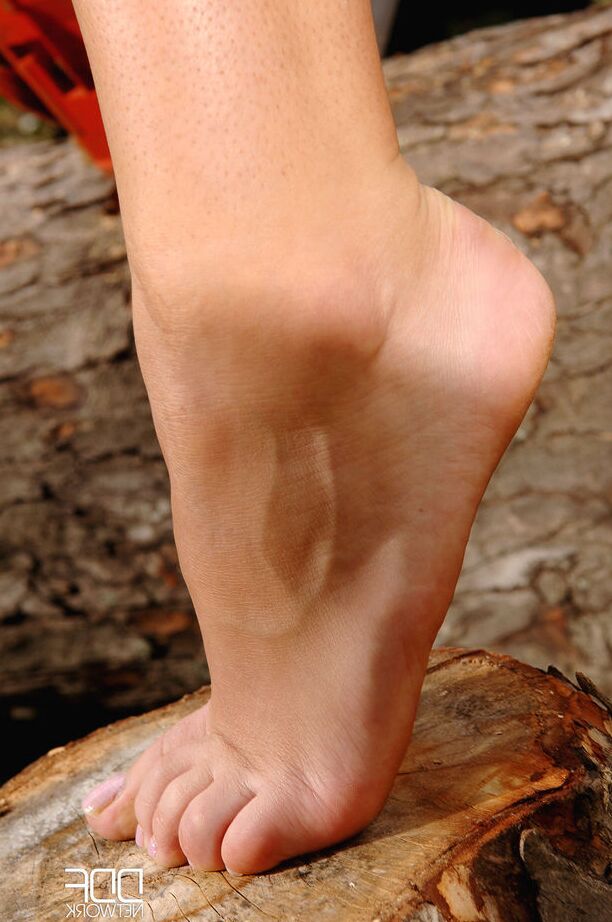 16P Female lumberjacks suck each others toes and pussies in the woods
