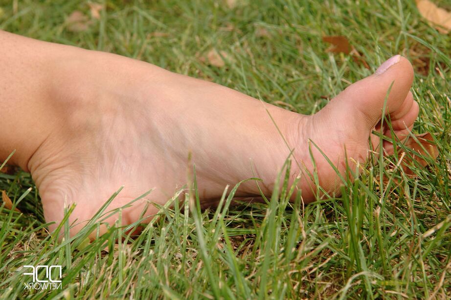 16P Female lumberjacks suck each others toes and pussies in the woods