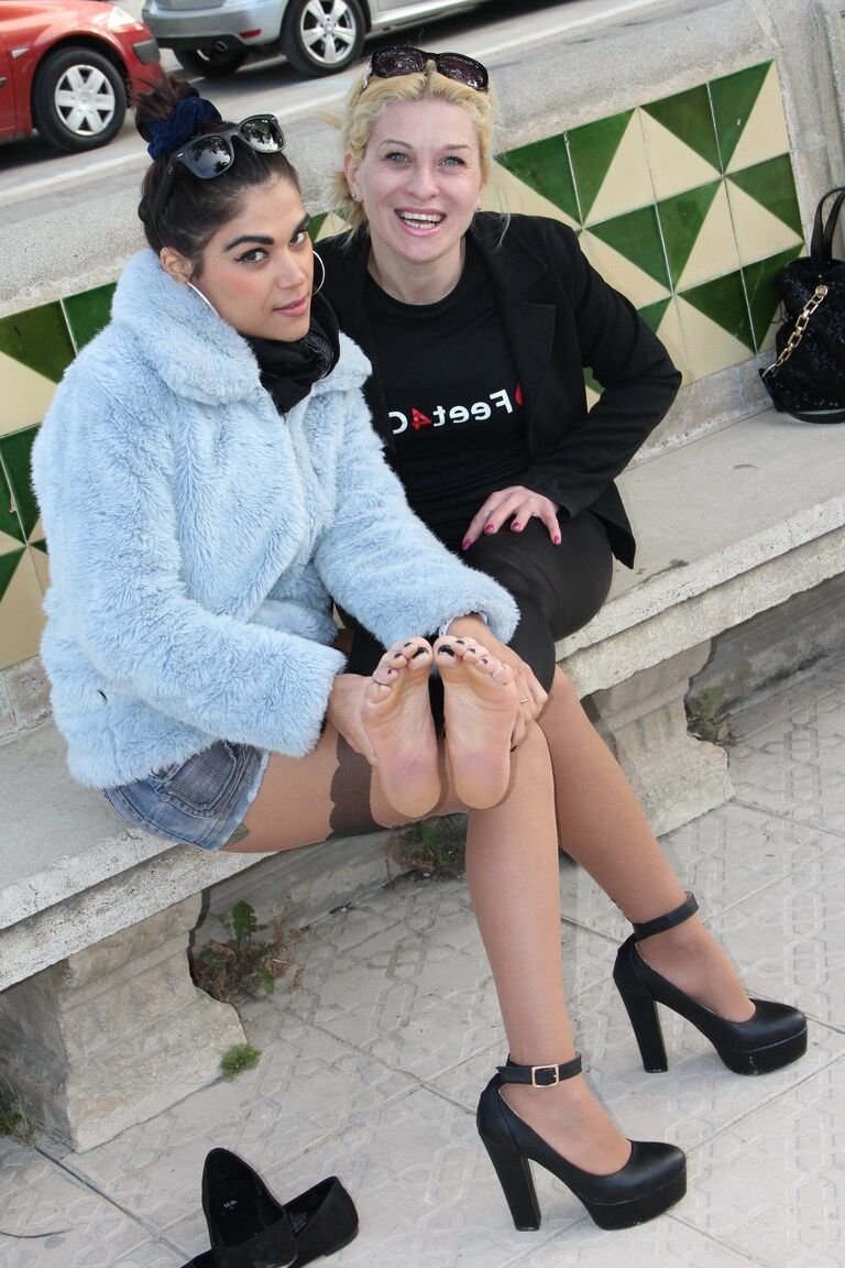 12P As mulheres vestidas Chiara e Monique libertam os pés dos calçados