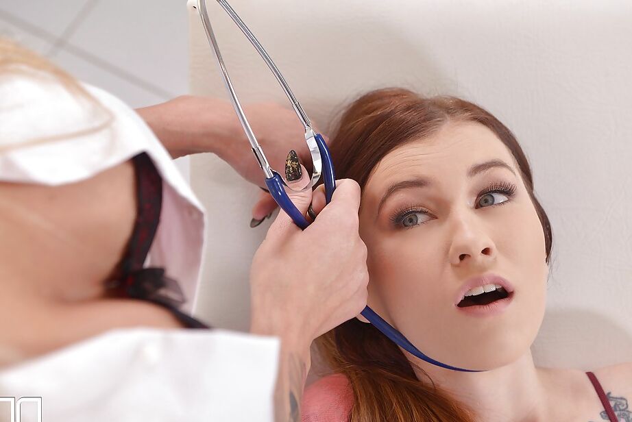16P Blonde doctor gives her patient a nice and wet pussy check up