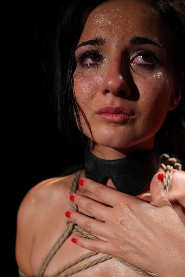 18P La caliente domme Katy Parker juega con un juguete y con la amante del sexo BDSM Deborah Black