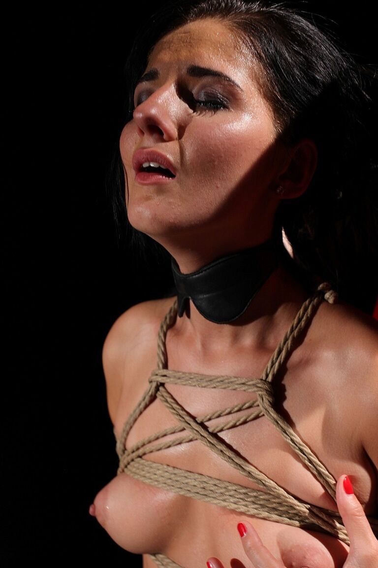 18P La caliente domme Katy Parker juega con un juguete y con la amante del sexo BDSM Deborah Black
