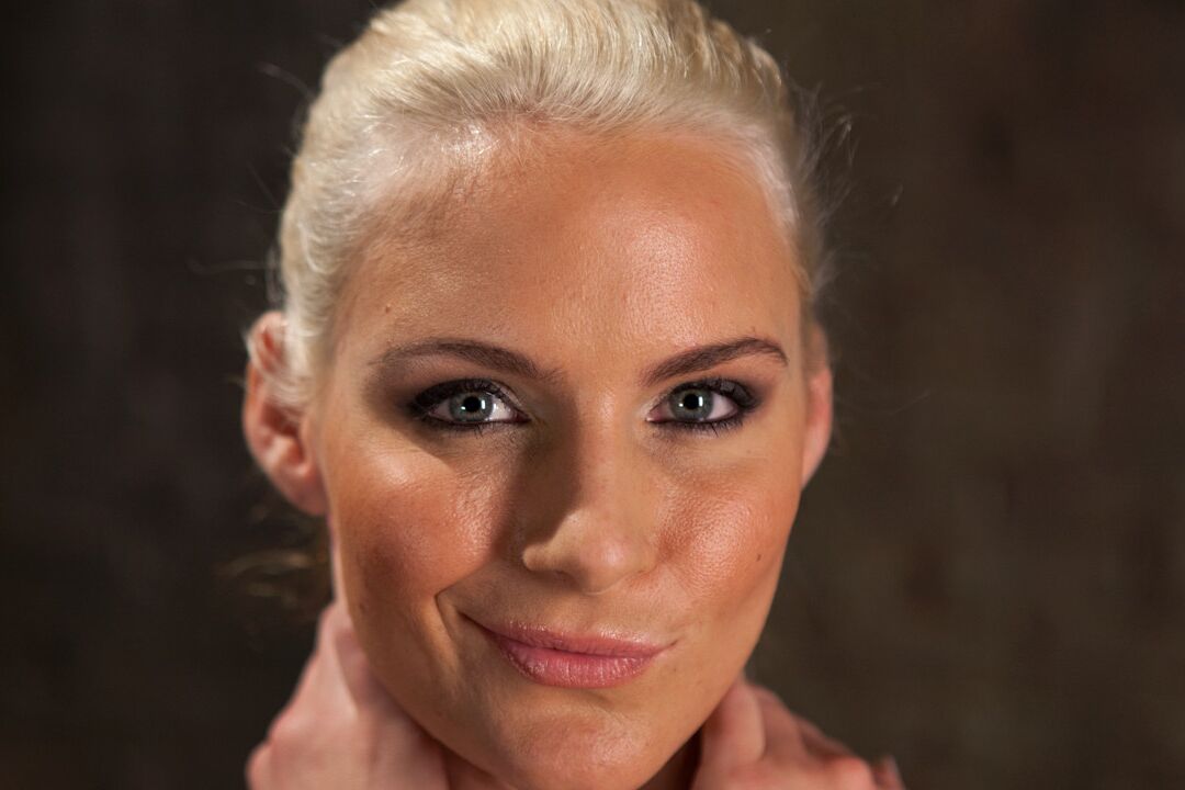 21P Sexy MILF Phoenix Marie wird eingeölt