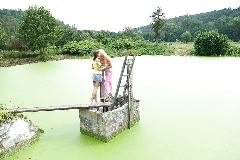 16P Victoria et Connie s'embrassent et se baisent en plein air.