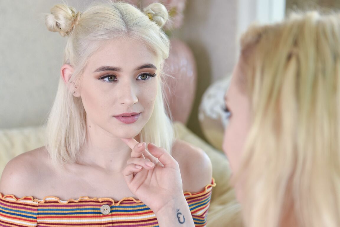 21P La adolescente delgada Jessie Saint y su madrastra rubia Alix Lynx se prueban el agujero