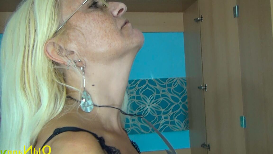 21P Gata excitada Tereza e loira domme vovó Annia esfregam e lambem a boceta uma da outra