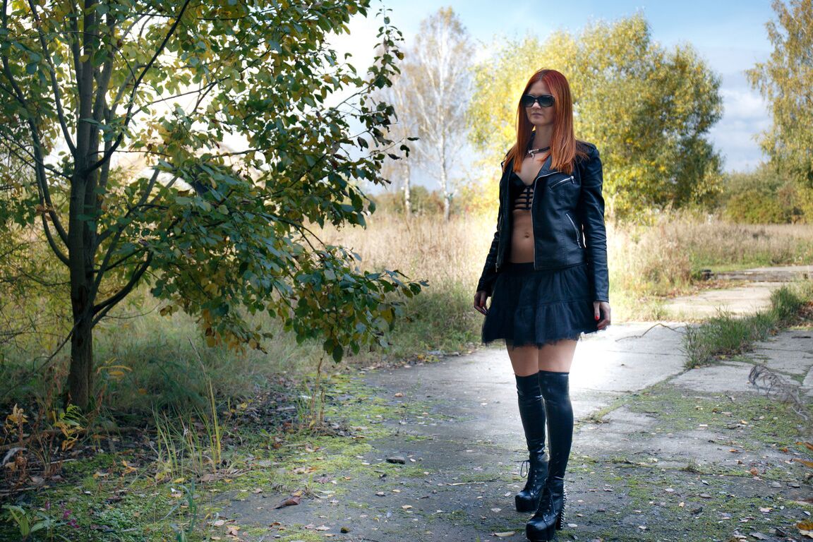 21P Ado amateur au gingembre en tenue de cuir Ginger Z se joue dans le tunnel