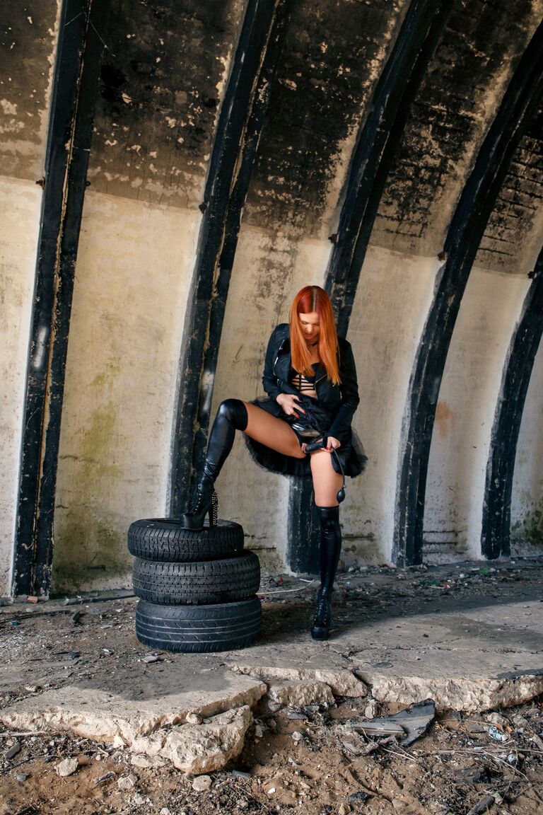 21P Ado amateur au gingembre en tenue de cuir Ginger Z se joue dans le tunnel