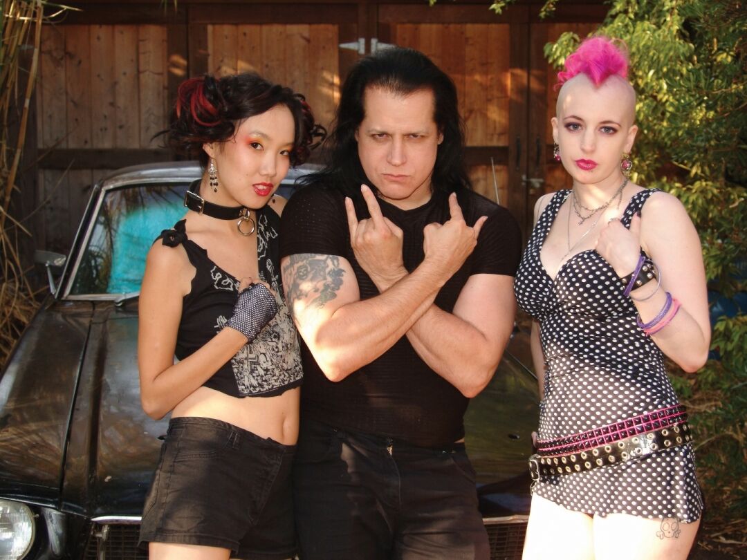 21P Garotas excitadas Lystra Faith e Mandy Morbid tiram e brincam uma com a outra