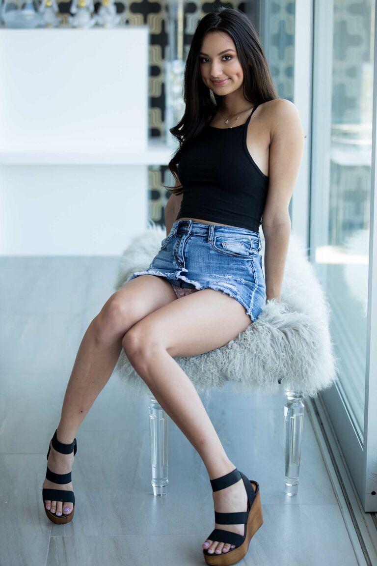 21P La guapa Eliza Ibarra deja al descubierto sus sabrosos pezones y sus largas piernas para posar desnuda
