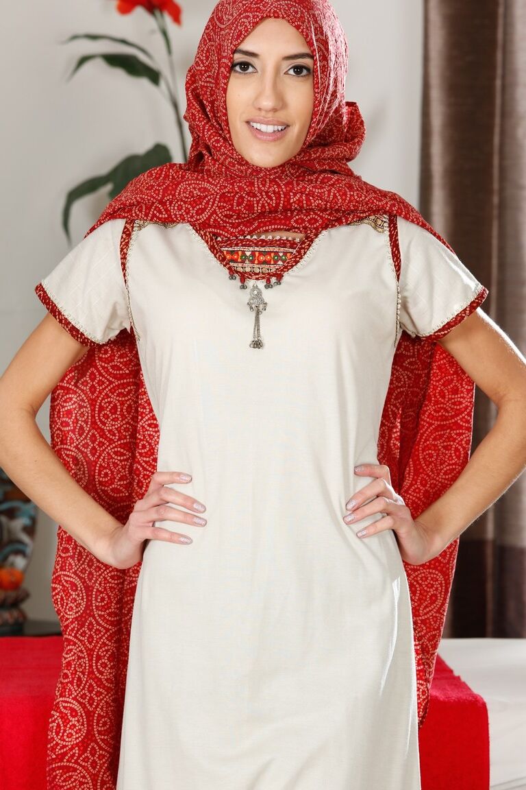 17P Hijab con muñeca, desnudándose y mostrando su culo y sus tetas calientes en solitario