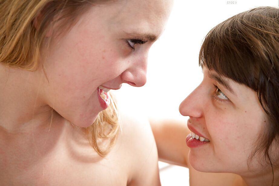 16P Lulu et Marleen S, amateurs coquines, se lèchent mutuellement les chattes poilues.