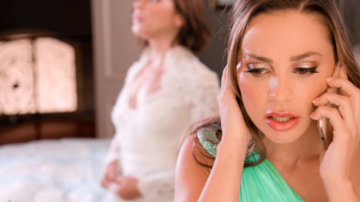 15P Noiva abandonada Adriana Chechik encontra conforto no sexo lésbico com Abigail Mac