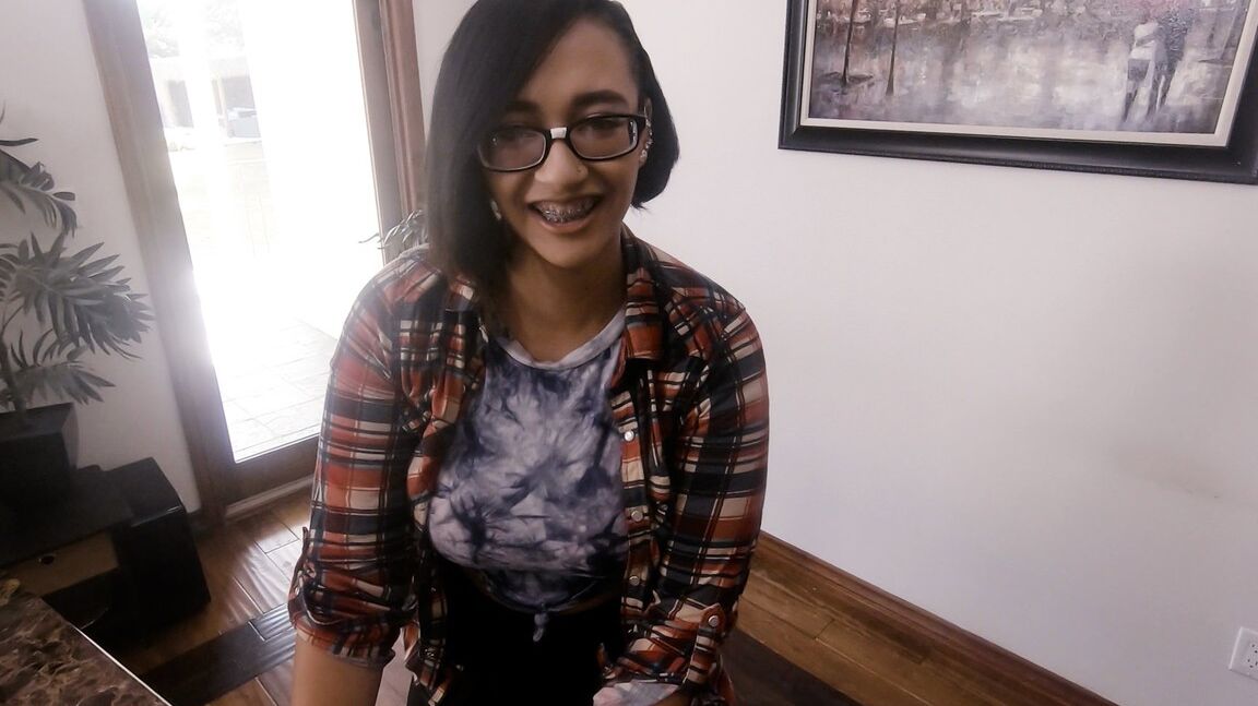 17P Emori Pleezer, vestida con gafas y con grandes tetas naturales, da mamada en la mesa de masaje