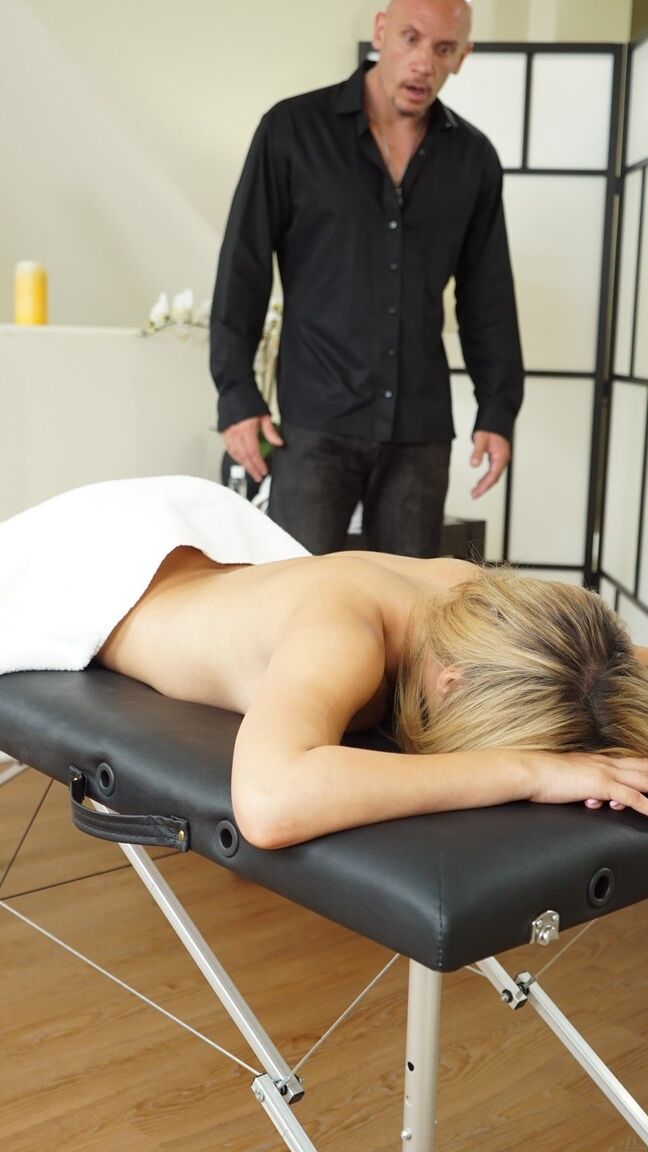 17P La blonde Moka Mora se fait défoncer par un massothérapeute lors d'un massage
