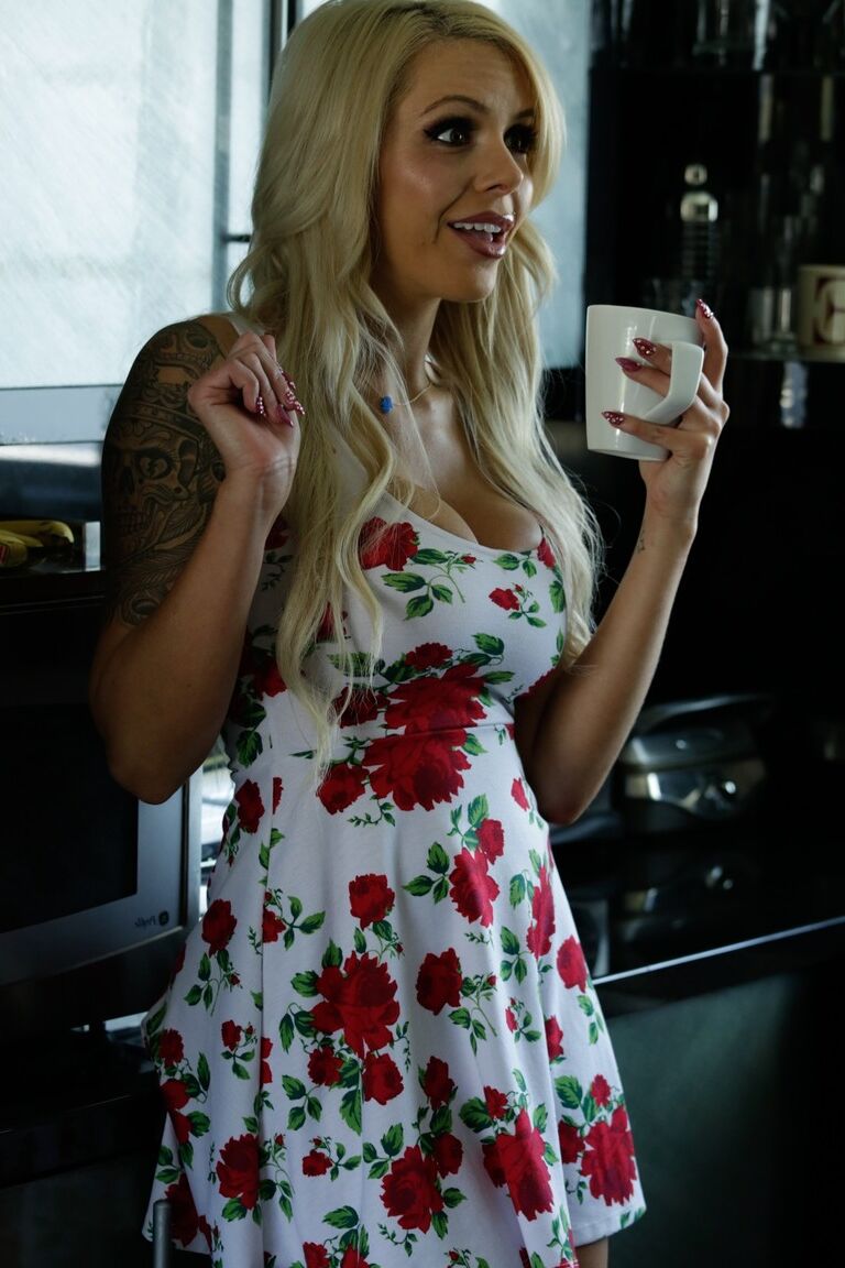 17P Blondes Babe mit großen Brüsten Nina Elle zeigt ihre sexy Kurven
