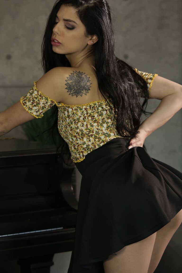 17P, la sensation porno américaine Gina Valentina exhibe sa chatte poilue.