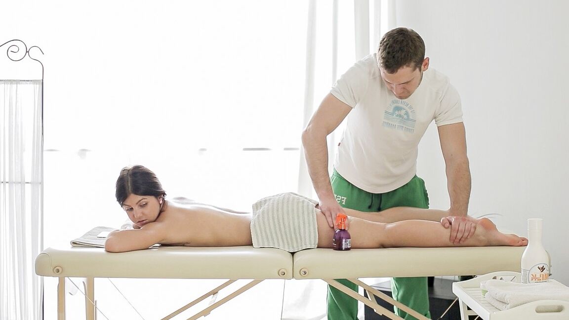 Die 20P-Brünette Mackenzie lässt sich während der Massage ihren Penis fingern und entbeinen
