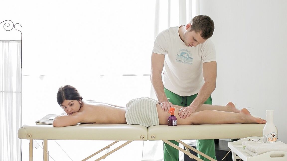 Die 20P-Brünette Mackenzie lässt sich während der Massage ihren Penis fingern und entbeinen