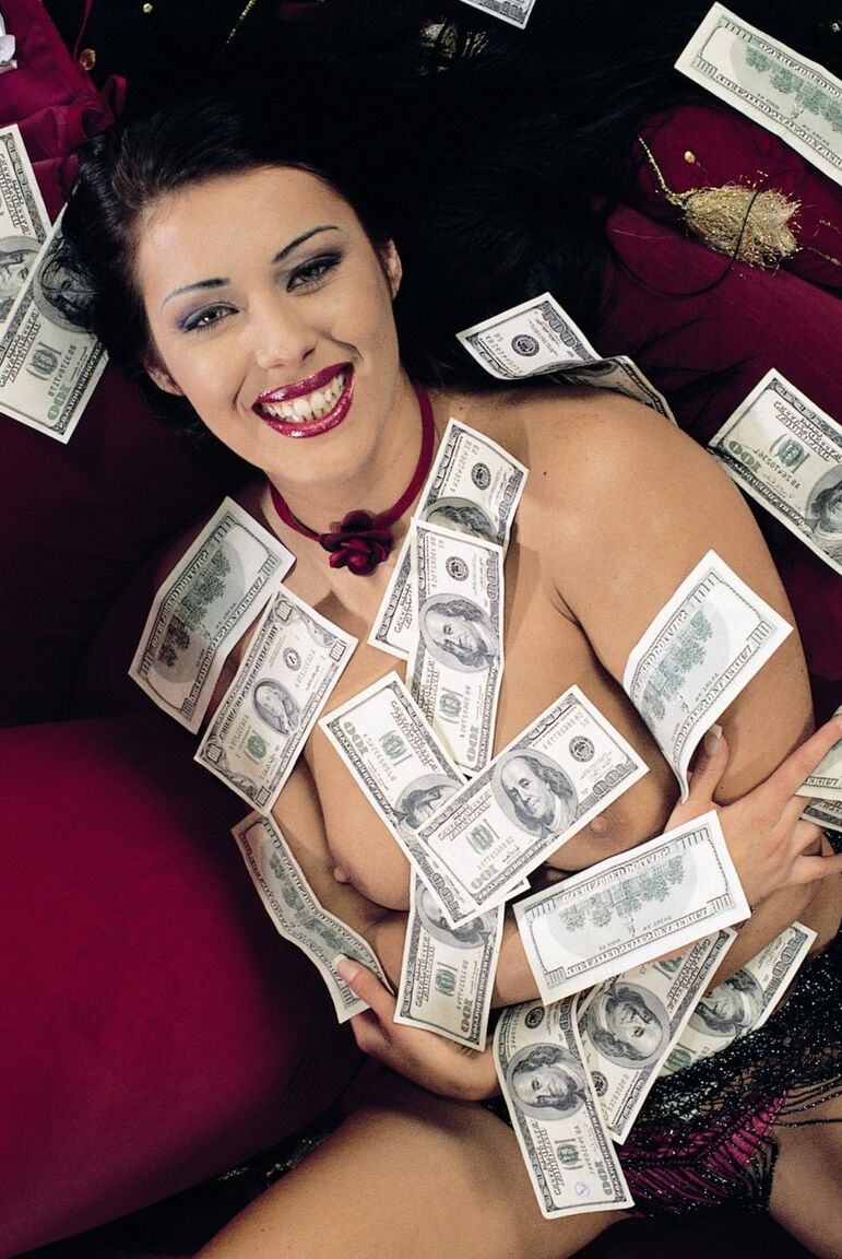 21P Die dünne Brünette Cindy Lords genießt einen heißen FFM-Analdreier am Pool