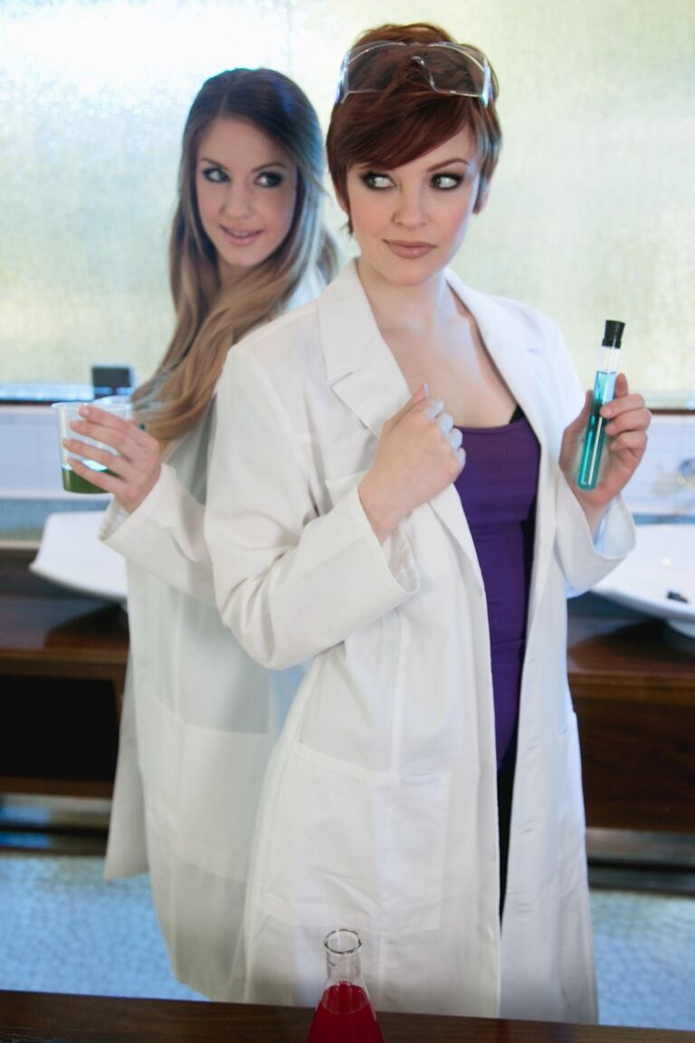 17P American scientists Bree Daniels and Stella Cox licking each other's twats