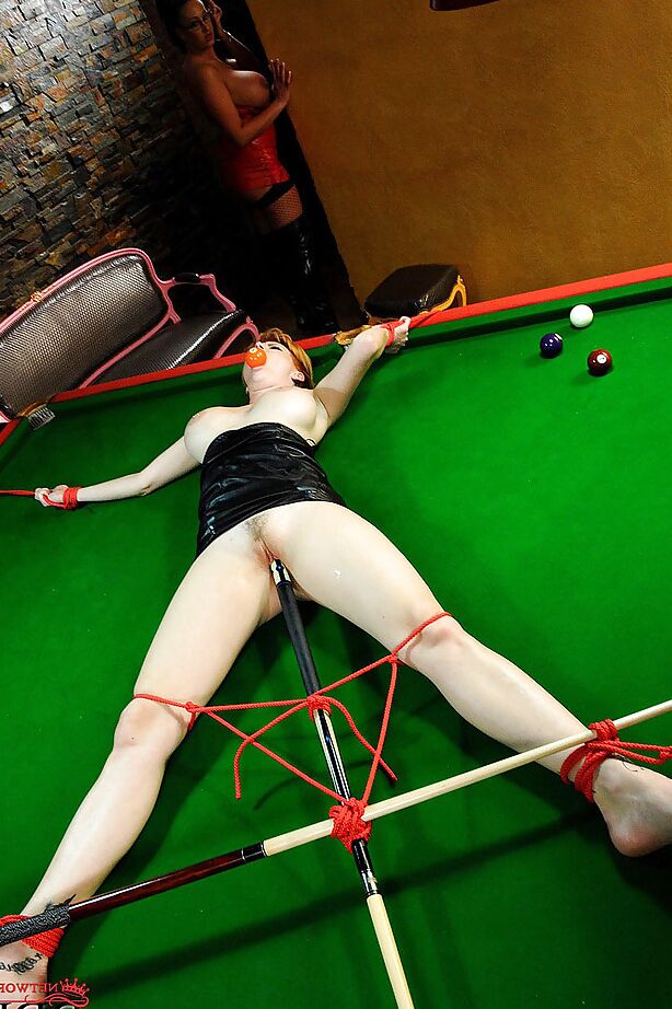 Die 16P vollbusige MILF mit Brille Emma Butt dominiert Tarra White in der Billardhalle