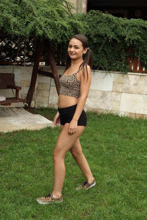 16P Adolescente amadora Anina Silk tesouras xoxotas durante uma massagem de garota com garota