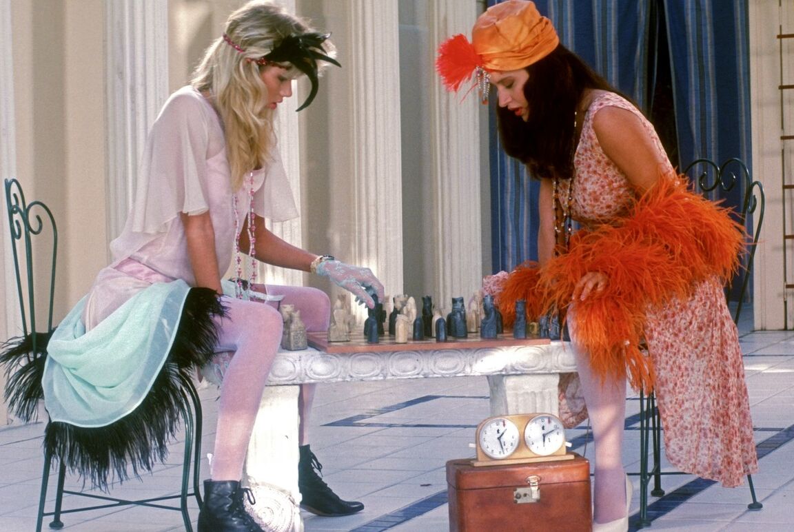 15P Retro roaring 20's hotties Mary & Shawna pause chess game for lesbian licking