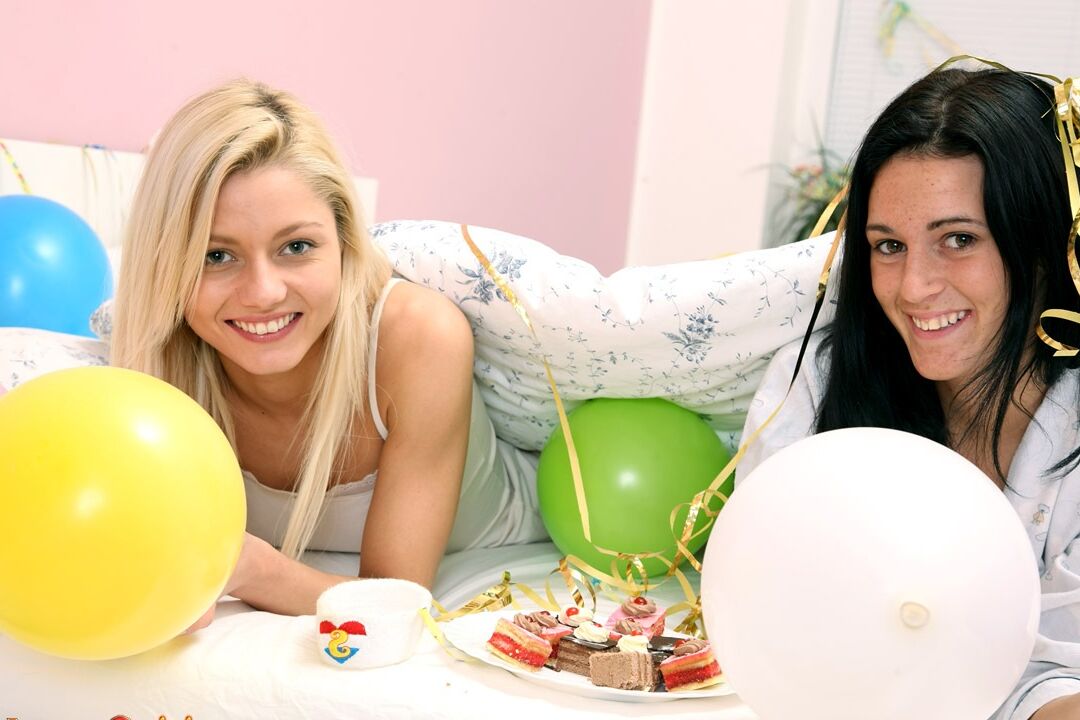 15P Kaum legaler Teenager schert Muschis inmitten von Luftballons, nachdem er lesbisch geworden ist
