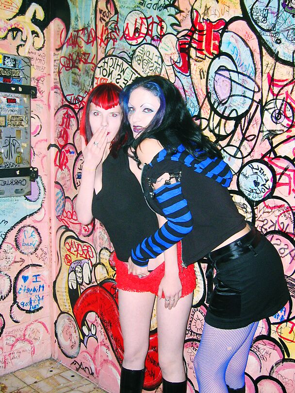16P Garotas góticas pegas no banheiro do clube
