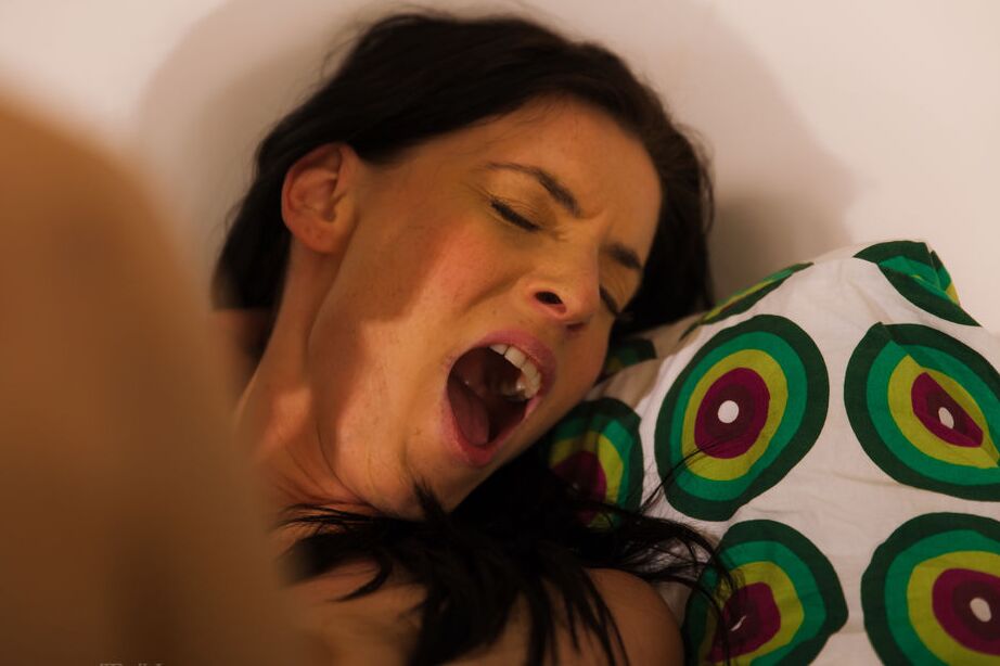 16P Victoria Puppy und Eileen Sue erreichen mit einem Vibrator einen Orgasmus
