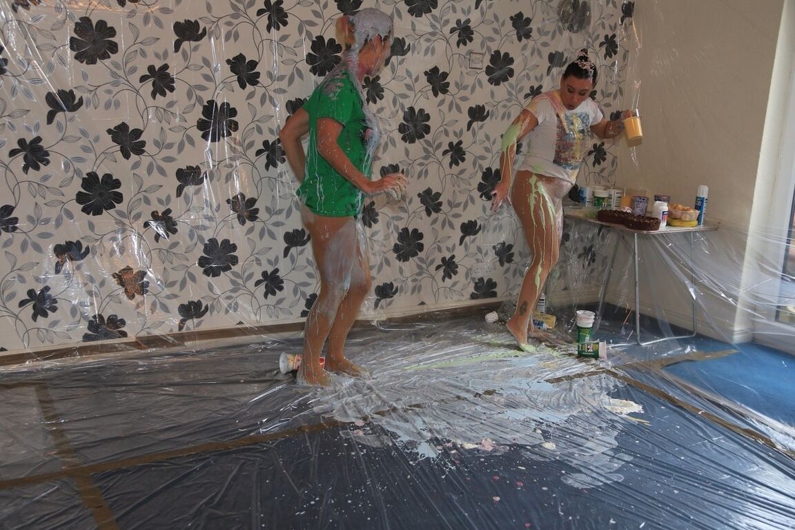 20P La amateur Molly MILF y su novia se bañan mutuamente con pintura corporal