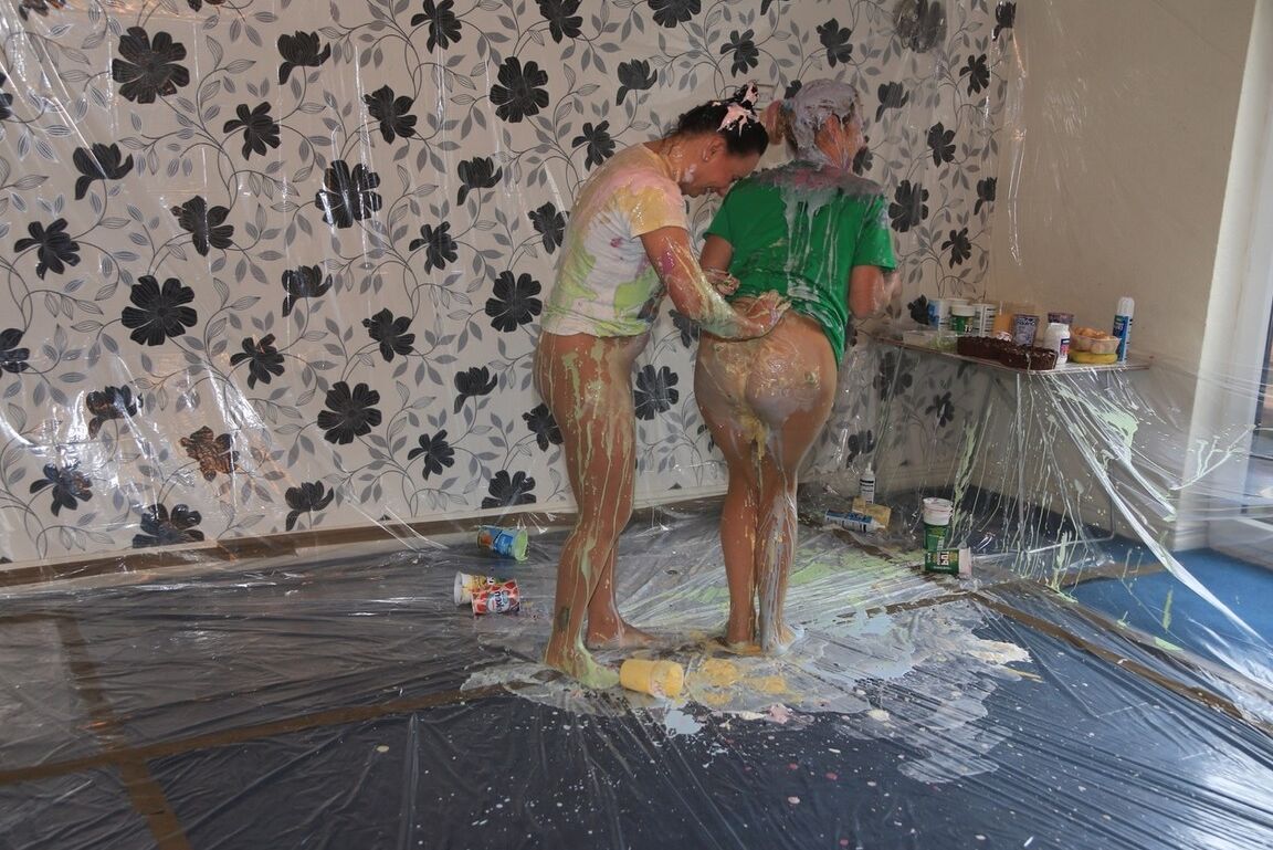 20P La amateur Molly MILF y su novia se bañan mutuamente con pintura corporal