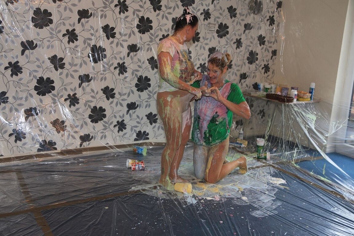 20P La amateur Molly MILF y su novia se bañan mutuamente con pintura corporal