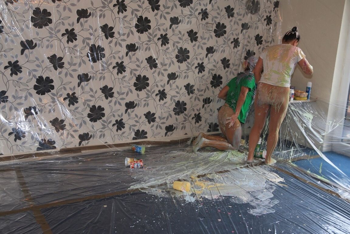 20P La amateur Molly MILF y su novia se bañan mutuamente con pintura corporal