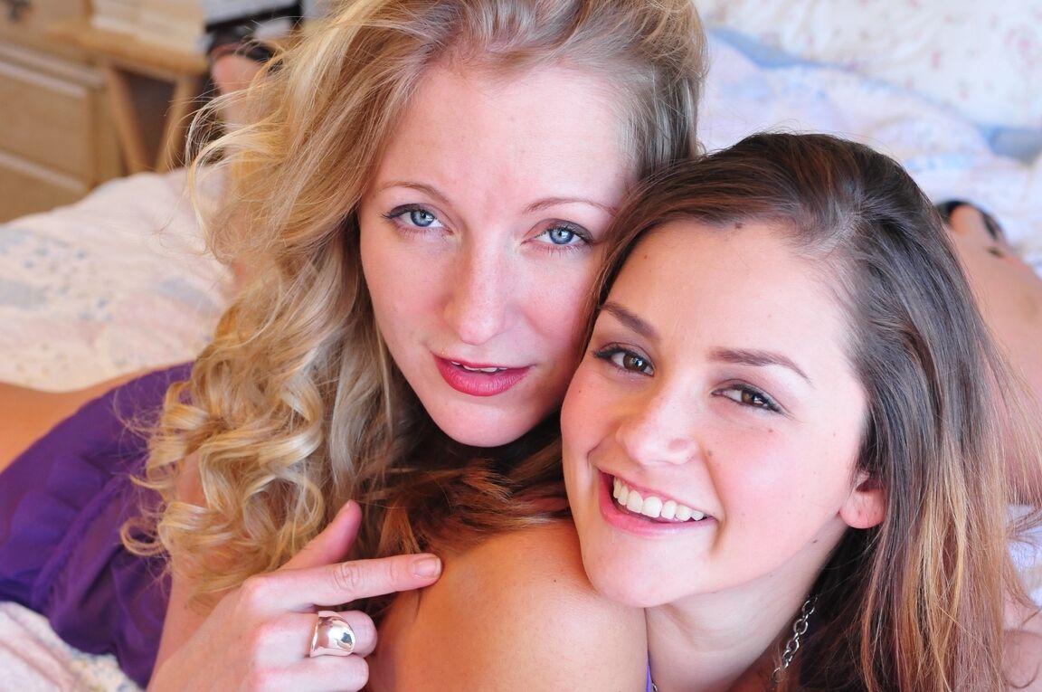 21P La joven Allie Haze y la MILF Dia Zerva se desnudan y se besan en la cama