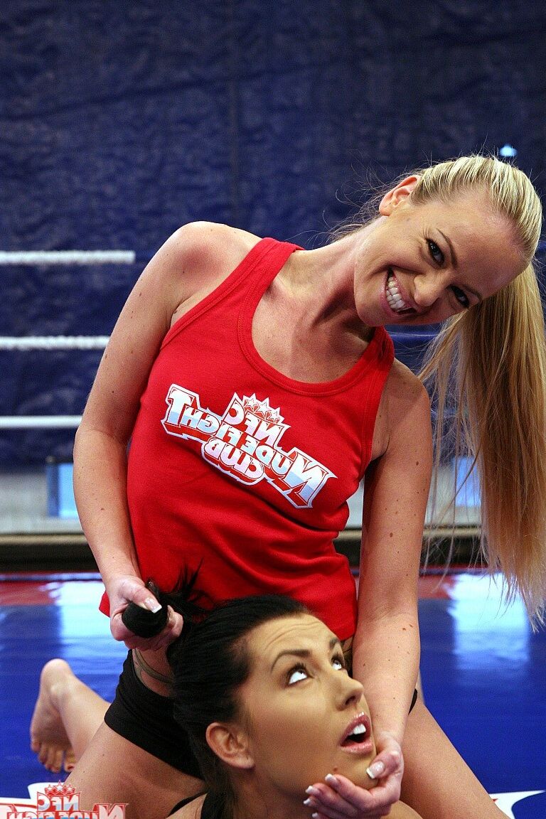 17P Fatty Melissa Ria e Dorina Gold brigam e se fodem no ringue