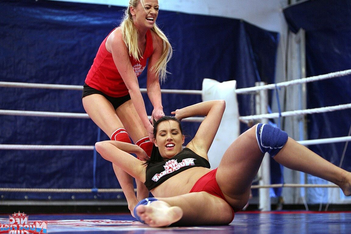 17P Fatty Melissa Ria e Dorina Gold brigam e se fodem no ringue