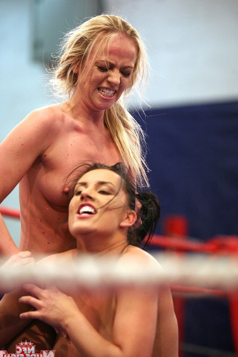 17P Fatty Melissa Ria e Dorina Gold brigam e se fodem no ringue