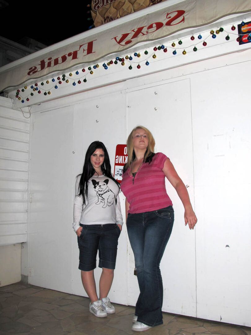 16P La gorda Ashley Sage Ellison y su novia tetona salen a la ciudad