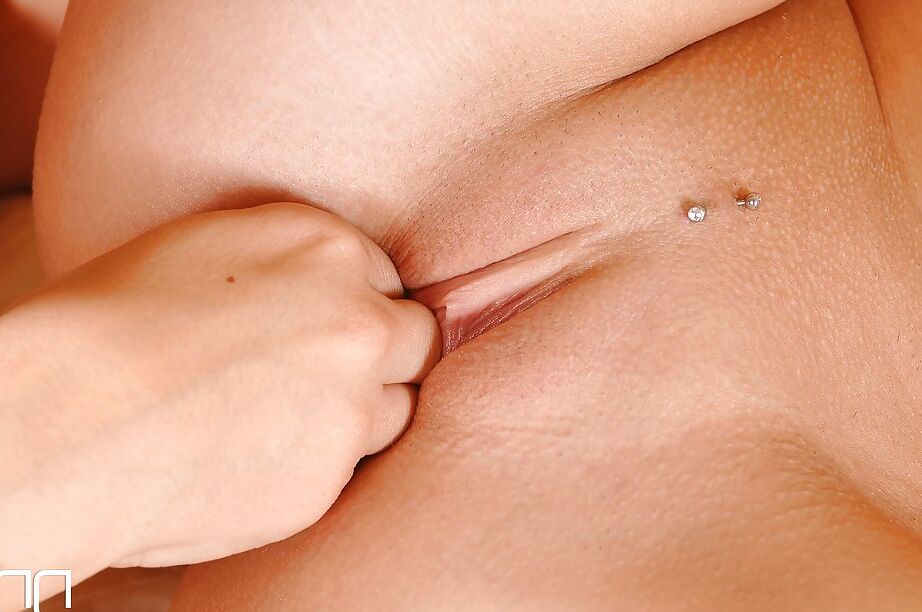 16P Heiße Lesben Antonia und Eve Angel küssen sich die Zunge, bevor sie sich die Muschis reiben