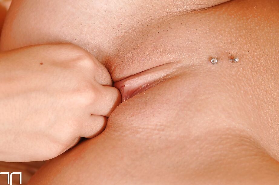 16P Heiße Lesben Antonia und Eve Angel küssen sich die Zunge, bevor sie sich die Muschis reiben