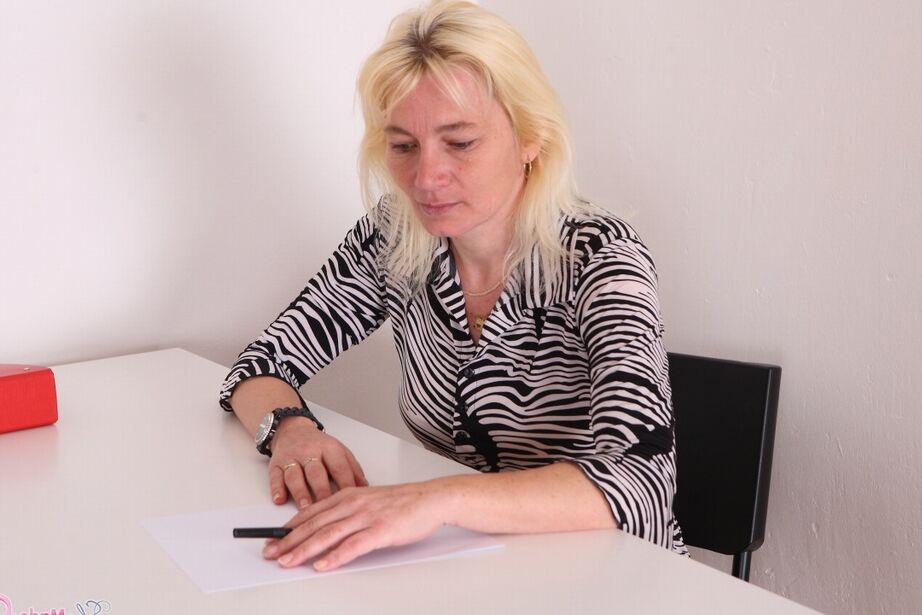 16P Gloria ist eine sexy Blondine und ihre Freundin ist eine feurig sexy Rothaarige. Sie sind beide