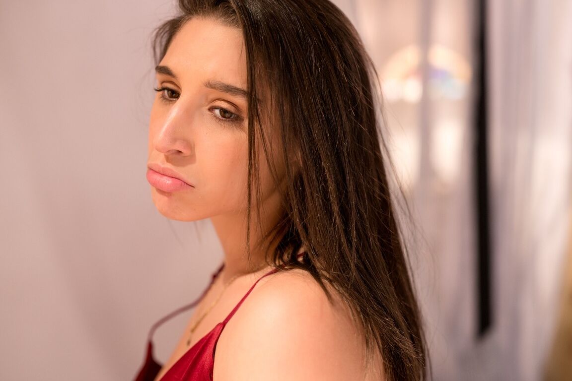 15P Mulheres lésbicas Mindi Mink e Abella Danger transando em uma cama com um pênis de cinta